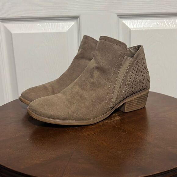 🔥🔥 MIA Boots Womens 8M Round Toe Ankle Booties Heels Comfort Brown Suede - EUC - Picture 1 of 10